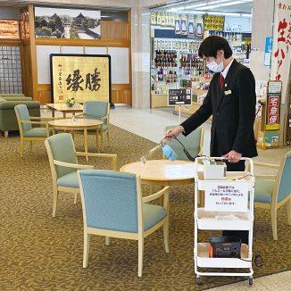 人の集うホテルでの除菌作業